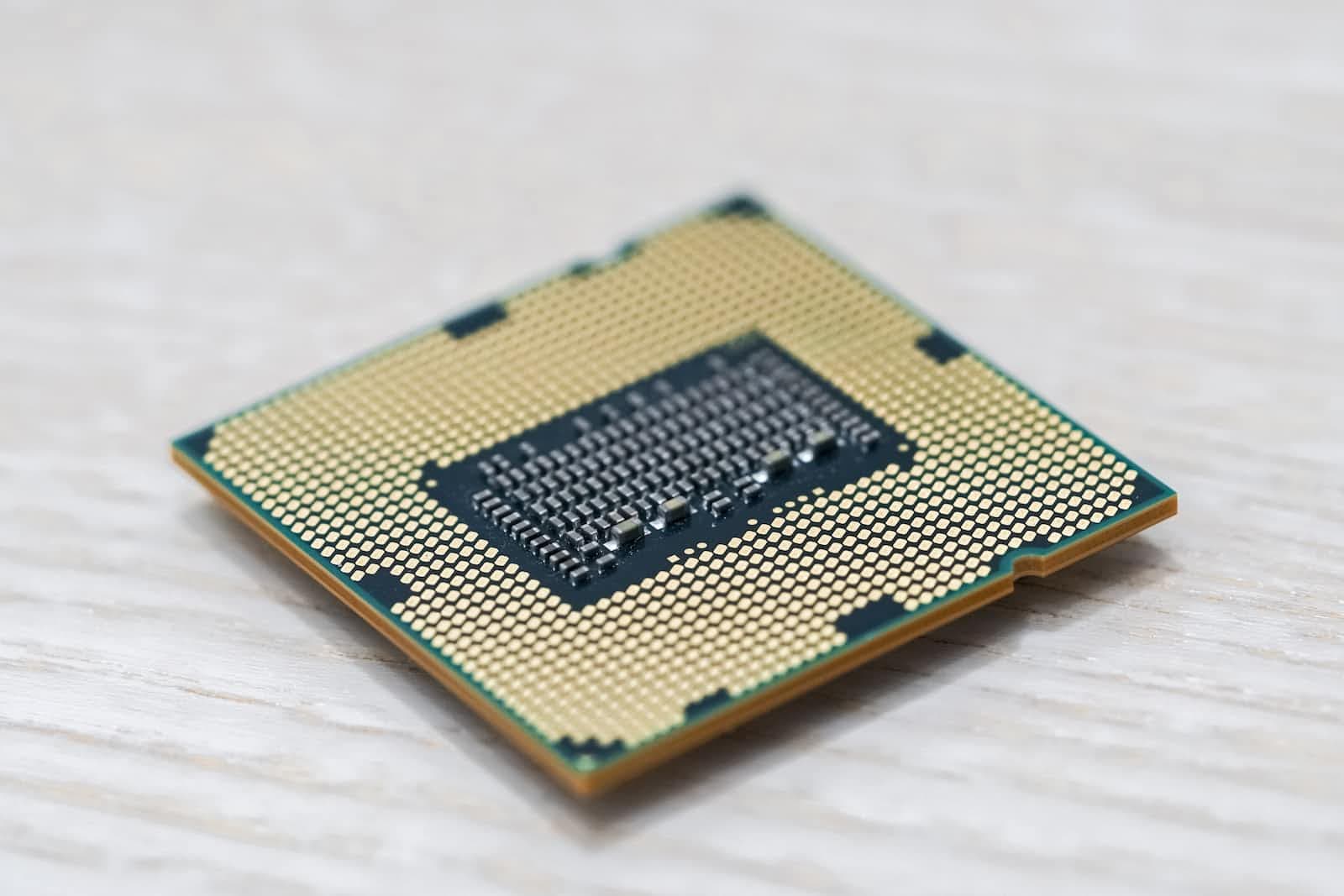 Simple explanation : what is the difference between Intel , AMD & ARM processors ?